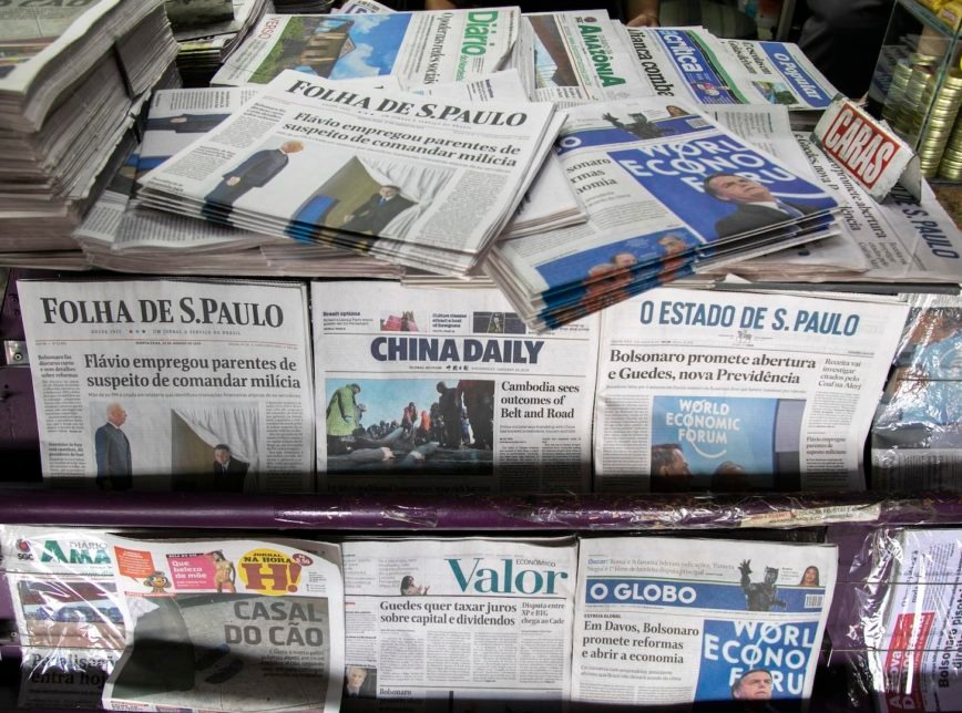 Jornais cortam salários e jornadas durante pandemia Jornais impressos expostos na banca da rodoviária. 23-01-209. Foto: Sérgio Lima/PODER 360