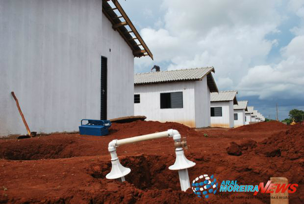 Sanesul inicia ligações domiciliares nas 250 casas em Aral Moreira Sanesul já iniciou a implantação das ligações domiciliares nas novas unidades. Crédito Foto: Joelso Gonçalves/ Aral Moreira News