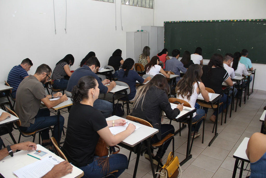 Candidatos fazem processo seletivo para admissão em novas empresas de Amambai 500 candidatos disputam cerca de 45 vagas. / Foto: Robson Fritzen – Decom