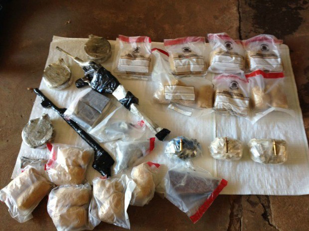 Armas e munições apreendidas com a modelo (Foto: Divulgação/PF)