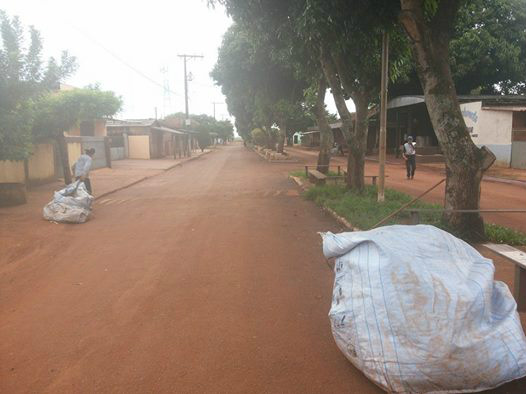 Distrito de Vila Marques recebe atenção na limpeza urbana em Aral Moreira Servidores da secretaria de obras executando os serviços de limpeza nas principais vias do distrito. Crédito Foto: Divulgação