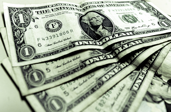 Dólar fecha abaixo de R$ 3,20 e alcança menor valor em um ano Divulgação