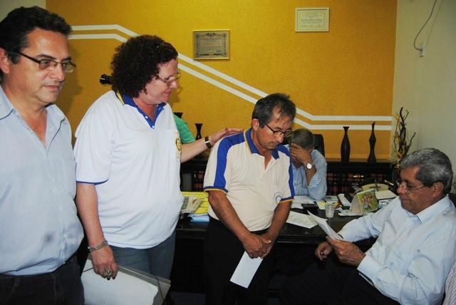 Pedro Humberto, Viviane e Edno entregam documento ao governador Puccinelli.