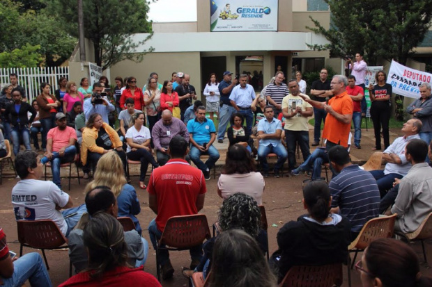 Manifestantes acampados sabatinam deputado sobre reforma da Previdência Deputado durante encontro com manifestantes nesta sexta-feira (17) / Foto: Divulgação