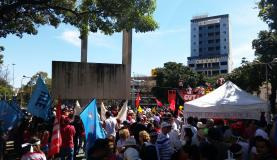 Na capital mineira, manifestantes colheram assinaturas para projeto de iniciativa popular que pede revogação da reforma trabalhista / Foto: Léo Rodrigues