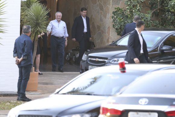 Presidente Michel Temer deixa a casa do presidente da Câmara, Rodrigo Maia, depois de almoço Foto: Valter Campanato