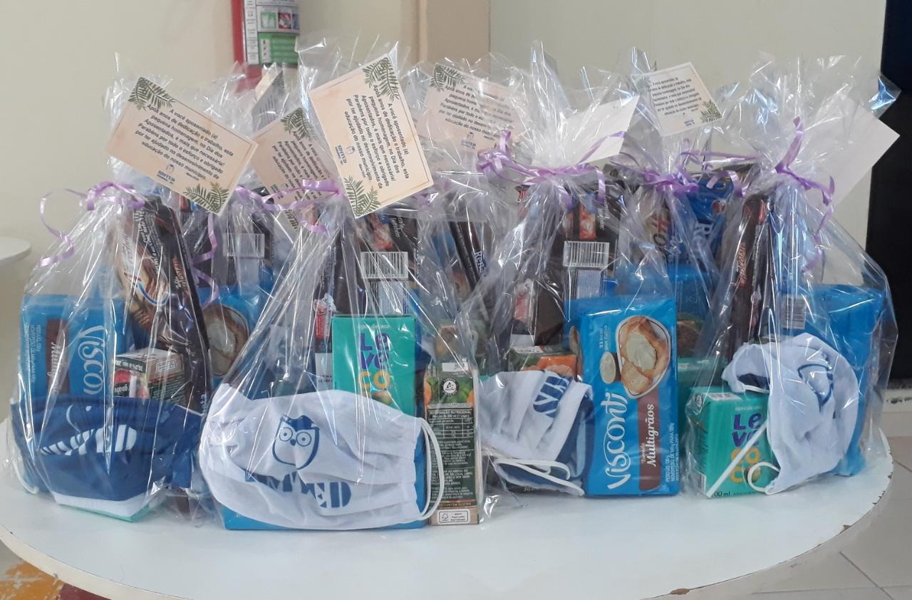 Aposentados filiados ao Simted têm recebido as cestas em casa / Foto: Simted