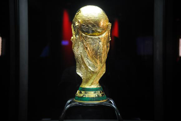 Depois de passar por cerca de 80 países, o troféu da Copa do Mundo de 2014 chegou na segunda-feira (21) ao Rio de Janeiro, onde ficará exposta até o dia 25 no Maracanã - Tânia Rêgo/Agência Brasil