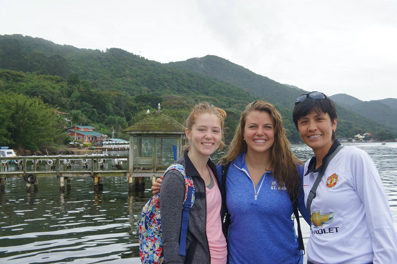 De malas prontas para estudar no Brasil - e fazer turismo Estudantes na Trilha Costa da Lagoa. Foto: The Language Club