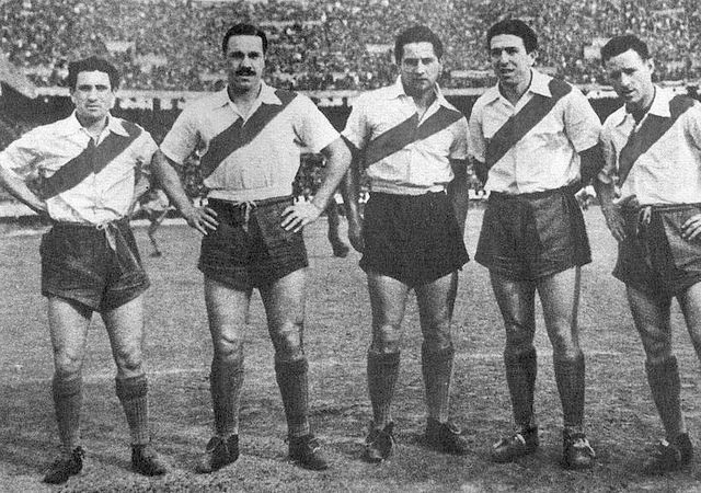 Greves de jogadores de futebol são mais comuns do que você imagina Jogadores argentinos como Adolfo Pedernera e Alfredo Di Stéfano se recusaram a jogar sob condições precárias / Clarín (reprodução