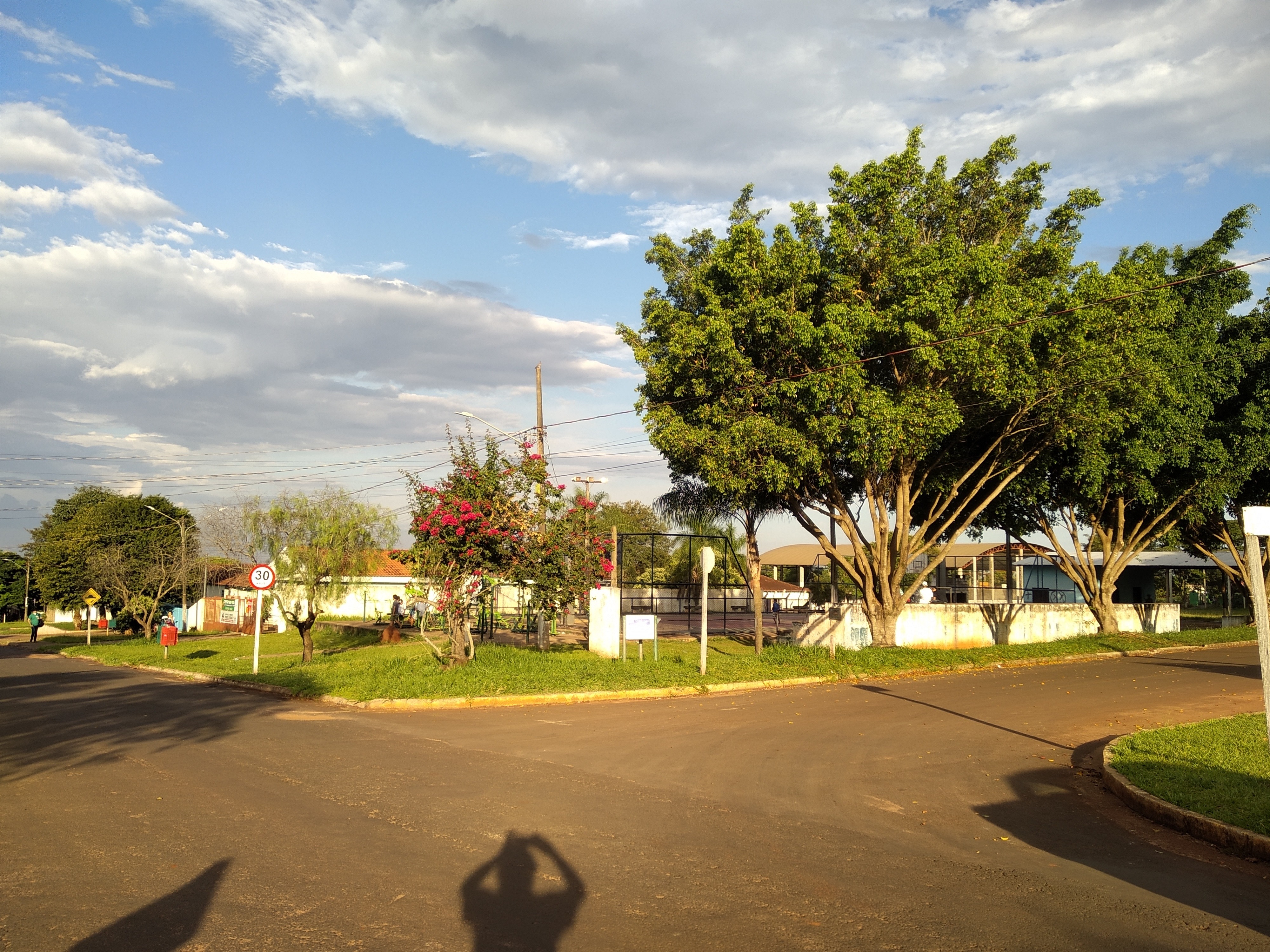 Prego solicita quebra molas em quatro locais das vilas Jardim Panorama e Integradas / Na foto, a sede da Associação de Moradores / Moreira Produções/Arquivo