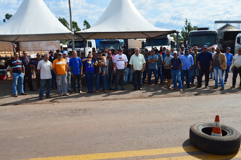 Caminhoneiros estão acampados na MS-386 / Foto: Moreira Produções