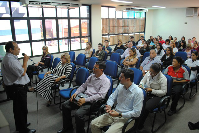 O substituto eventual do superintendente estadual da Funasa de MS, José Vamberto Alves, falou aos colaboradores sobre a importância das orientações sobre o tabagismo