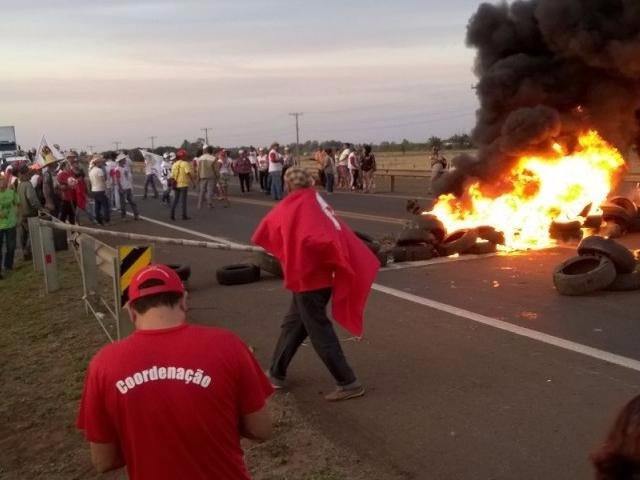 Início	Notícias	Cidades	PUBLICIDADE PUBLICIDADE Matérias da CapaProduçãoAçúcar, soja, carnes, minério de ferro e manganês puxam exportações em MShá 11 minutosDouradosTrabalhador perde motocicleta em usina de Douradoshá 20 minutosRuralAprosoja eleva em 50,5% estimativa de produção da 2ª safra de milho em MShá 52 minutosPolíticaComissão aprova prazo para Detran analisar defesa prévia de motorista autuadohá 1 horaColetivo de ArtistasAventuras de Dom Quixote, domingo, na Capitalhá 1 hora PUBLICIDADEMST bloqueia 5 rodovias em MS por recursos e agilidade na reforma agráriaOs bloqueios acontecem nas rodovias: BR-163, em Campo Grande, BR-060, em Sidrolândia, BR-247 em Nova Casa Verde, BR-267 em Nova Andradina e em Ponta Porã, na rodovia municipal na saída para o município de Antônio João07/09/2017 10h36 - DouradosAgoraAddThis Sharing ButtonsShare to ImprimirShare to E-mailShare to WhatsAppShare to Facebook40Share to TwitterShare to Google+Share to PinterestMovimento Sem Terra bloqueia cinco rodovias em MS foto - Direto das Ruas Movimento Sem Terra bloqueia cinco Movimento Sem Terra bloqueia cinco rodovias em  MSFoto - Direto das Ruas