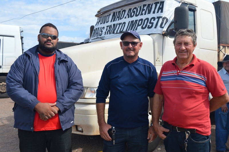 Caminhoneiros não concordam com acordo e greve continua em Amambai E/D: Ronildo Ferreira, Renato Habitzreuter e Luiz Klein / Foto; Moreira Produções