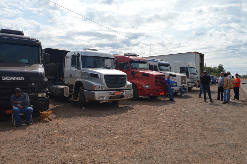 Caminhoneiros não concordam com acordo e greve continua em Amambai Caminhões vazios ou carregados ficam parados na rodovia, com exceção aos com carga viva e perecíveis / Foto: Moreira Produções