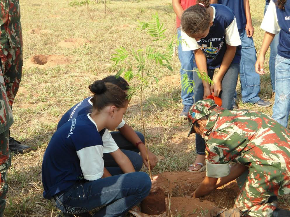 PMA e Projeto Florestinha realizaram ontem (16) plantios e Educação Ambiental