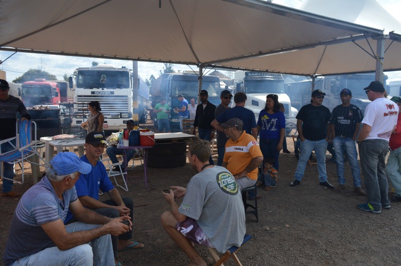 Caminhoneiros não concordam com acordo e greve continua em Amambai Foto: Moreira Produções