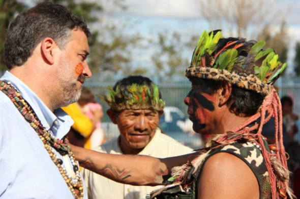 Deputado defende demarcação e diz que há “interessados no conflito” Deputado gaúcho Paulo Pimenta com índios sul-mato-grossenses durante Aty Guasu em Paranhos / Foto: Fabrício Carbonel