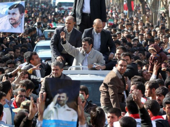 A imagem de arquivo exibe o presidente Ahmadinejad durante recepção popular na cidade de Shahrekord, no Irã Foto: AFP