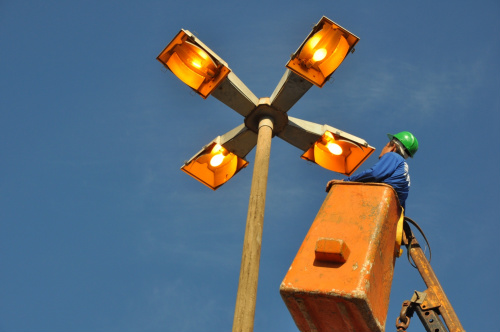 Iluminação pública de avenidas de Amambai recebe manutenção Manutenção dos super postes vem sendo realizada nas avenidas da cidade.