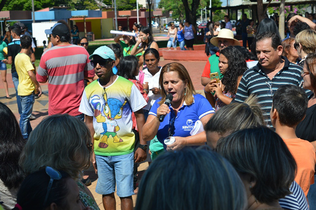Trabalhadores da Educação de Amambai mantêm greve e fazem carreata neste domingo Ao centro, em pronunciamento na quarta-feira (15), a presidente do Simted, professora Olga Tobias Mariano.
