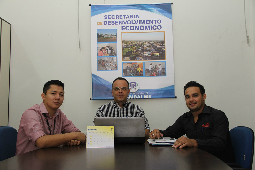 Candidatos fazem processo seletivo para admissão em novas empresas de Amambai Representante executivo de vendas da Coca-Cola e Heineken, Wellington Alex Ayala, Diretor da Secretaria de Indústria e Comercio, Paulo Rogerio Fernandes durante conversa antes da aplicação do teste de português, matemática e noções de informática aos candidatos. / Foto: Robson Fritzen – Decom