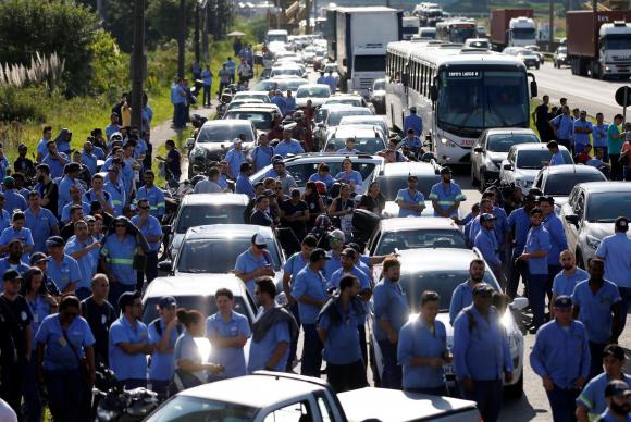 Metalúrgicos da Renault bloqueiam parte da BR-277 em São José dos Pinhais (PR) durante protesto contra a ordem de prisão para Lula / Foto: Reuters/Rodolfo Buhrer