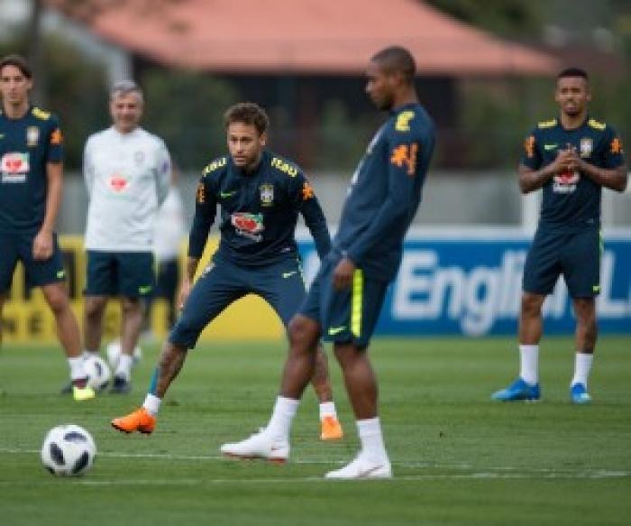 Sem Fagner e Douglas Costa, Tite divide times e testa Neymar em primeiro treino