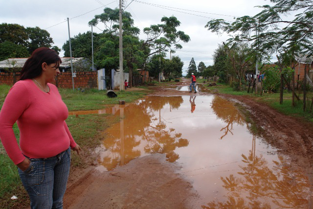 Francisca Gonçalves, moradora há dois anos da vila Cristina reclama do estado da rua onde mora. 
