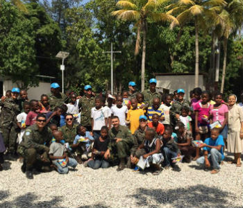 Em orfanato do Haiti, comunidades e boinas azuis querem maximizar impacto Chegada em estado crítico. Foto: Brabat.