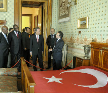 Secretário-geral visitou a Turquia em 2011. Foto: ONU/Evan Schneider