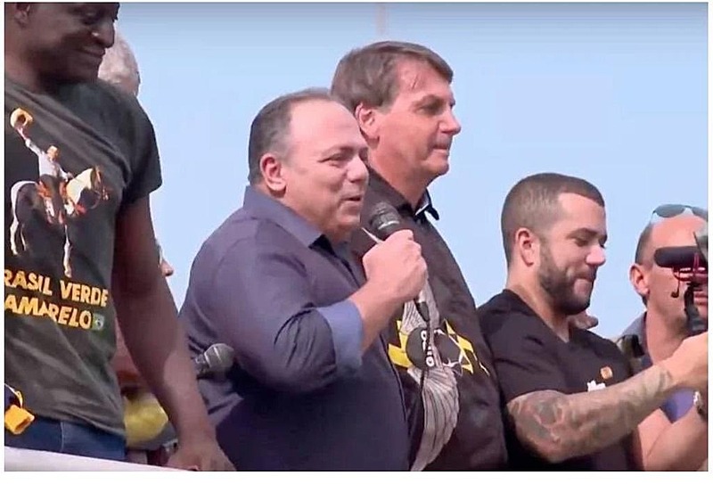 Bolsonaro e Pazuello aglomeram sem máscara no RJ; CPI da Covid quer explicação Deputado federal Hélio Lopes (PSl-RJ, à esquerda), Eduardo Pazuello, Jair Bolsonaro e deputado federal Carlos Jordy (PSL-RJ): agitando o público em manifestação no Rio neste domingo (23) - Reprodução/Twitter