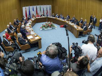 ONU aprova acordo sobre nuclear iraniano A mesa negocial de onde resultou o acordo sobre o nuclear iraniano, 14/07/15 - Reuters/Joe Klamar/Pool