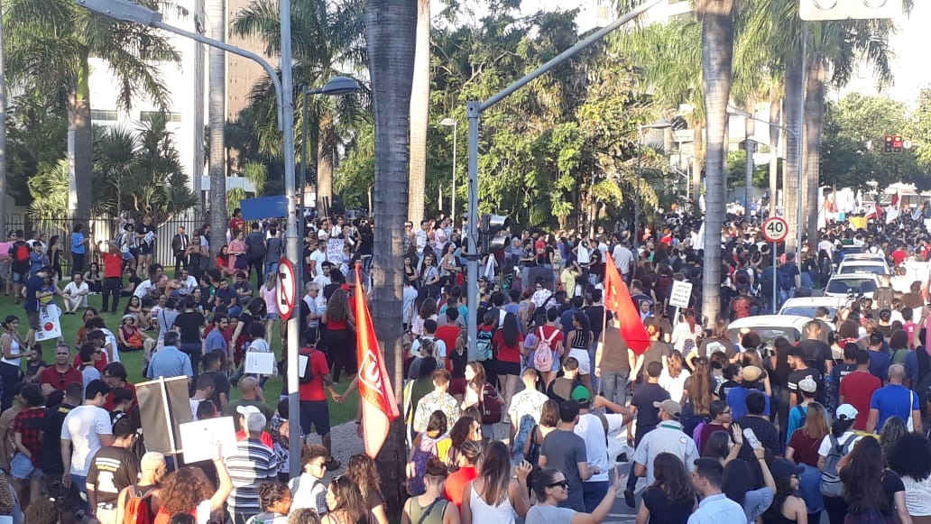 Em Goiania, a estimativa é de que 20 mil pessoas tenham participado da manifestação que saiu da Universidade Federal (Foto: Reprodução Twitter)