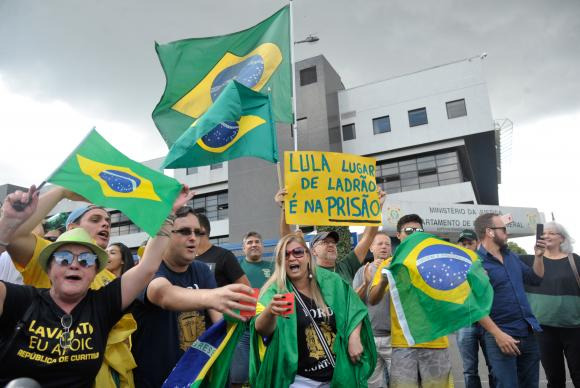 Manifestantes a favor da prisão do ex-presidente Luiz Inácio Lula da Silva, em frente à sede da Polícia Federal / Foto: Marcello Casal Jr/Agência Brasil