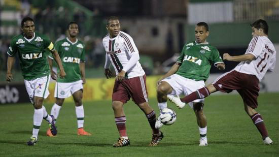 Chapecoense vence, afasta risco e tira o Fluminense do G-4