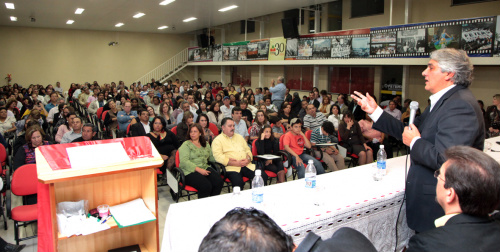 Delcídio defende recursos do pré-sal para a educação Delcídio garantiu aos professores luta em favor do novo plano de educação.