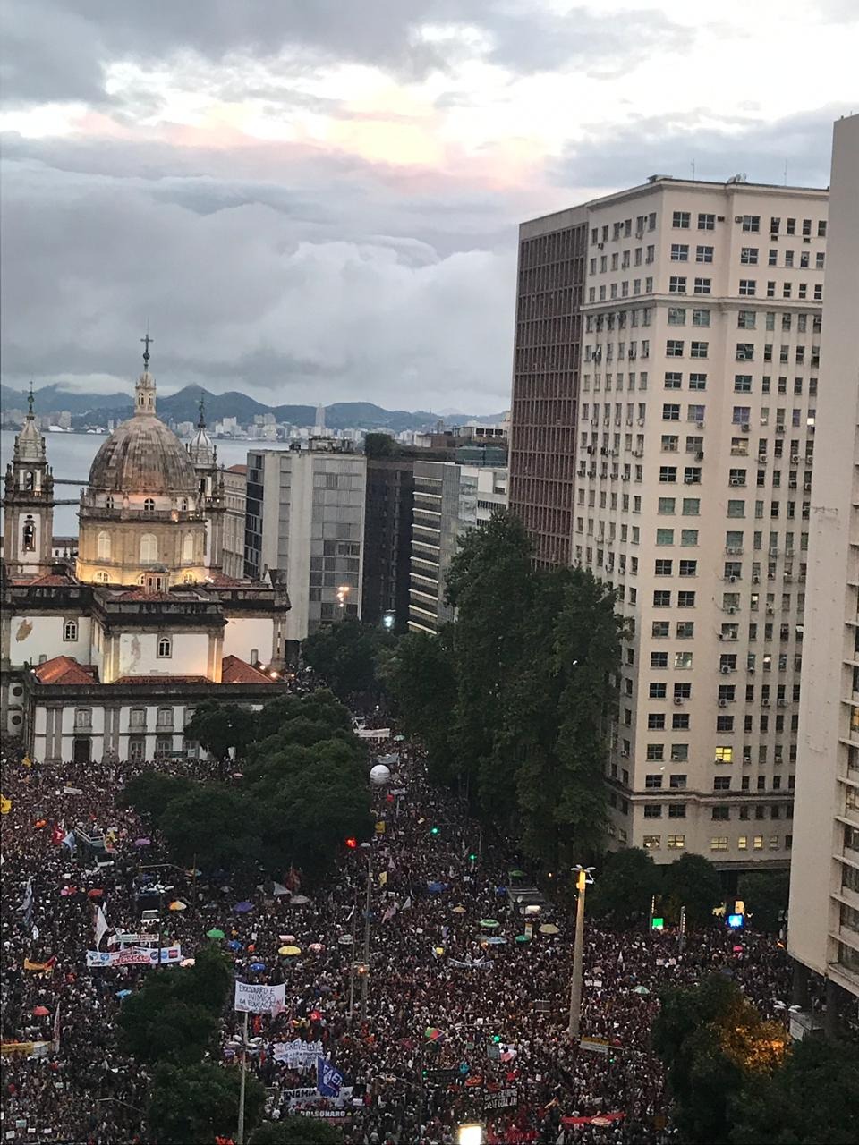 Multidão se concentra na Candelária, no centro do Rio, para manifestação da noite (Foto: Juliana de Oliveira)