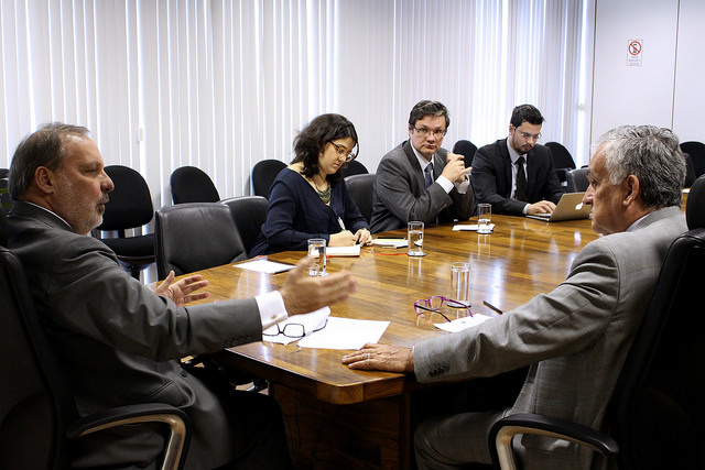 Ministros Juca Ferreira e Armando Monteiro e equipe do MDIC. (Foto: Janine Moraes)