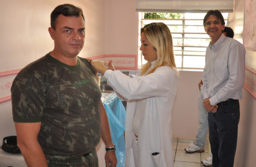 Vacinação contra gripe e tétano tem prazo ampliado em Amambai Na foto o comandante do 17° RC Mec recebendo a vacina tríplice contra a gripe