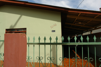 Imóveis de Amambai precisam ter numeração atualizada até final de 2011 Casa na rua Dom Pedro II com a numeração antiga e a atualizada.
