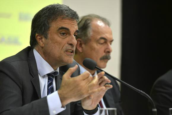 Cardozo nega investigação sobre Lula e fala em "especulações indevidas" Os ministros da Justiça, José Eduardo Cardozo, e da Educação, Aloizio Mercadante, durante a solenidade de lançamento do Plano de Ações Articuladas - Valter Campanato/Agência Brasil