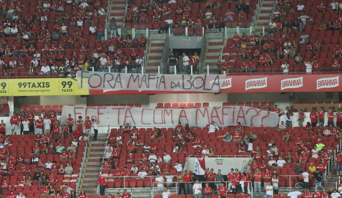 Faixas de protesto foram estendidas nas arquibancadas do Beira-Rio (Foto: Tomás Hammes/GloboEsporte.com)