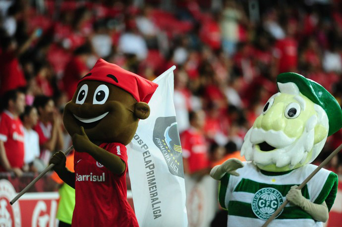 Mascotes de Inter e Coritiba carregam bandeiras da liga antes do jogo (Foto: Ricardo Duarte/Divulgação Inter)