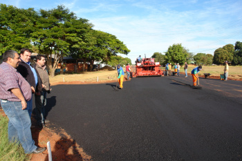 Vereador Brito acompanha obra de asfalto na vila Guape Vereador Brito, secretário de Obras, Dilmar, e o engenheiro MauricioFoto: Moreira Produções