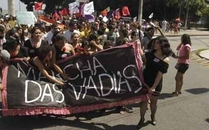 Mulheres promovem Marcha das Vadias para protestar contra visão machista Mulheres promovem Marcha das Vadias para protestar contra visão machista