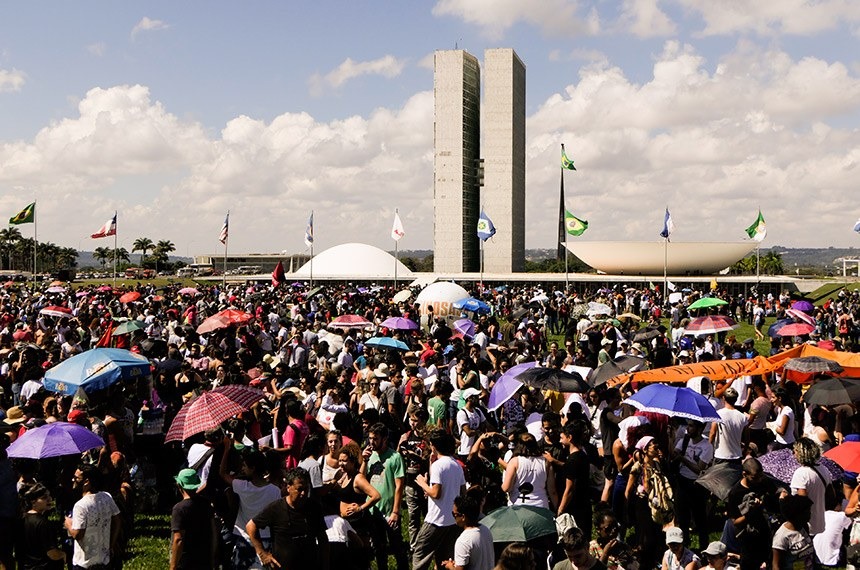 Manifestantes se reuniram na frente do Congresso Nacion Foto-Roque de Sá/Agência Senado