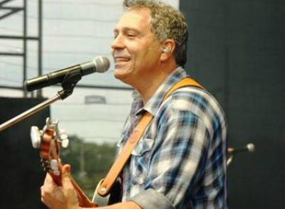 O músico Gilson Espíndola é um dos ministrantes do curso de iniciação à música