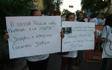 Família de jovem morto por PM na zona norte de SP cobra indenização do estado Familiares e amigos de Douglas Rodrigues protestaram ontem no Jardim Brasil, zona norte, pedindo Justiça